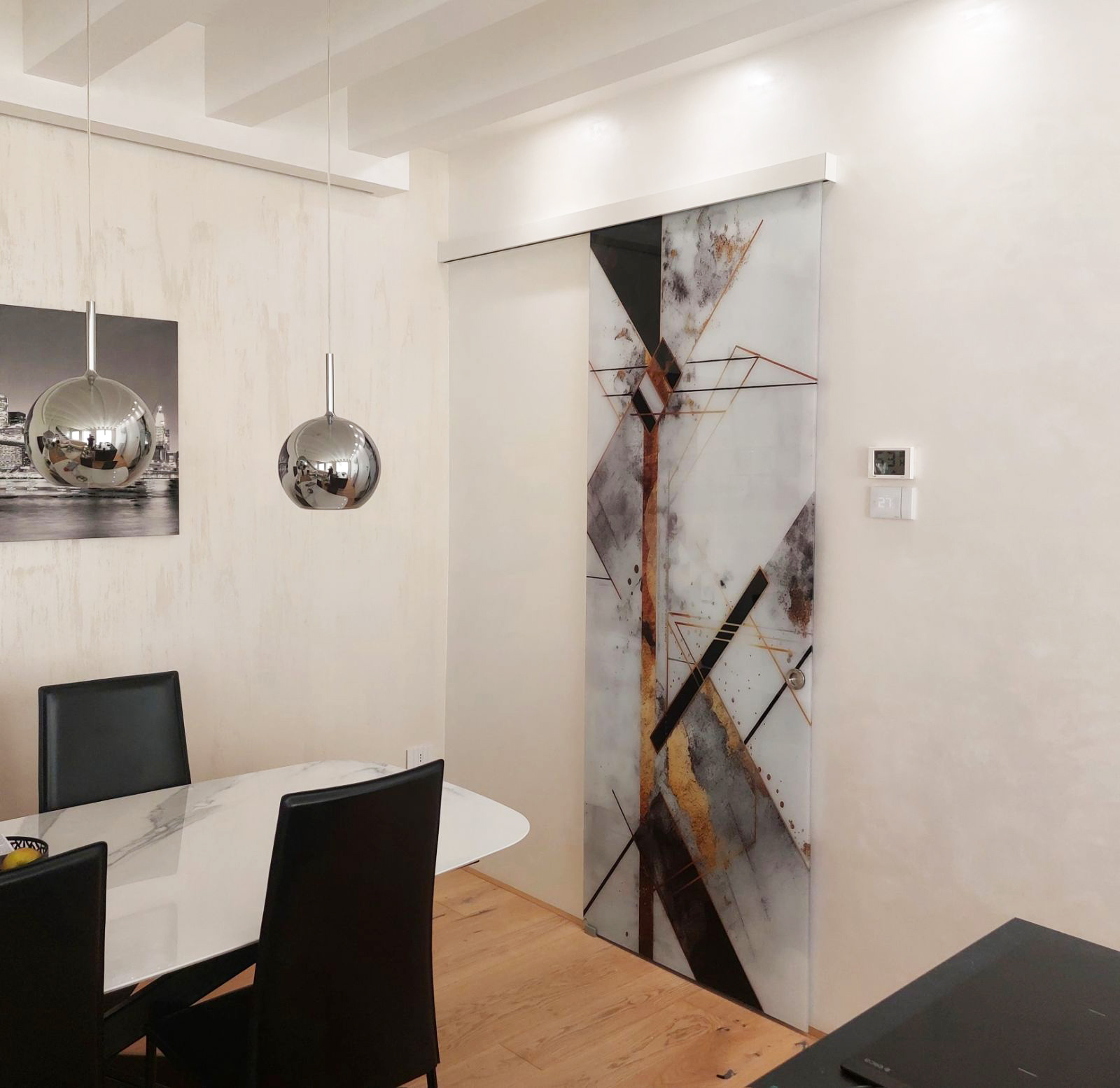 Porta scorrevole in vetro con grafica geometrica personalizzata, design su misura
